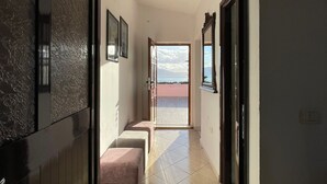 A hallway leading to a balcony with a view of the sea. - Osmenaj Studios - Seaside Comfort in Vlore (Vlorë)