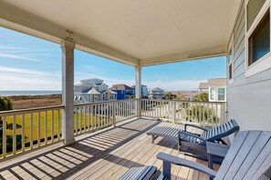 Property grounds - Stunning dog friendly home with beach view - steps to sand & restaurants (Galveston)