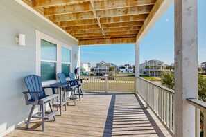 Terrace/patio - Stunning dog friendly home with beach view - steps to sand & restaurants (Galveston)