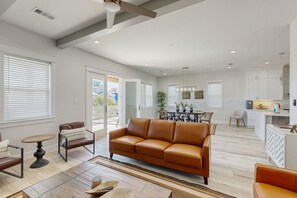 TV - Stunning dog friendly home with beach view - steps to sand & restaurants (Galveston)