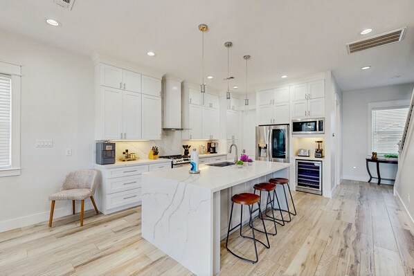 Fridge, microwave, oven, stovetop - Stunning dog friendly home with beach view - steps to sand & restaurants (Galveston)