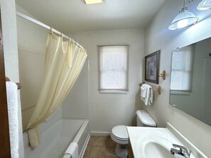 Douche, séchoir à cheveux, serviettes fournies, savon