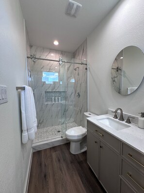 Sèche-cheveux, serviettes fournies, savon, papier toilette