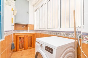 Een douche, een haardroger, handdoeken