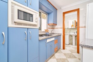 Geladeira, micro-ondas, cooktop, cafeteira/chaleira