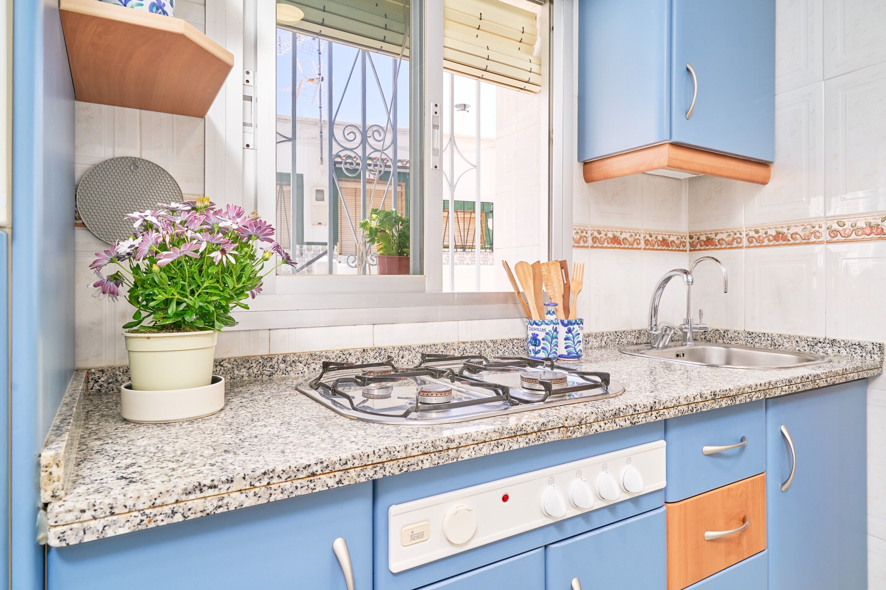 Réfrigérateur, micro-ondes, plaque de cuisson, cafetière/bouilloire