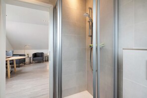 Douche, sèche-cheveux, serviettes fournies