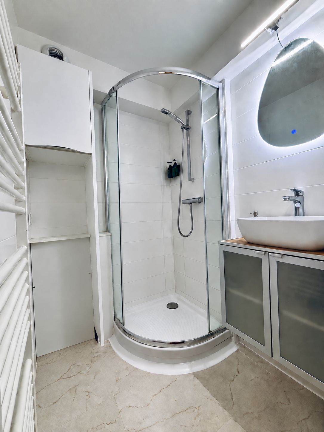 Een douche, een haardroger, handdoeken, zeep