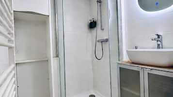 Een douche, een haardroger, handdoeken, zeep
