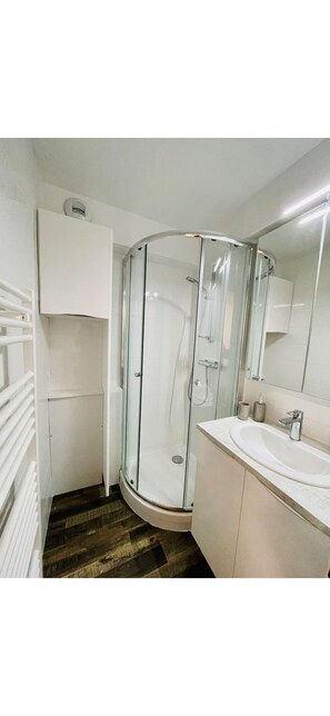 Dusche, Haartrockner, Handtücher, Seife