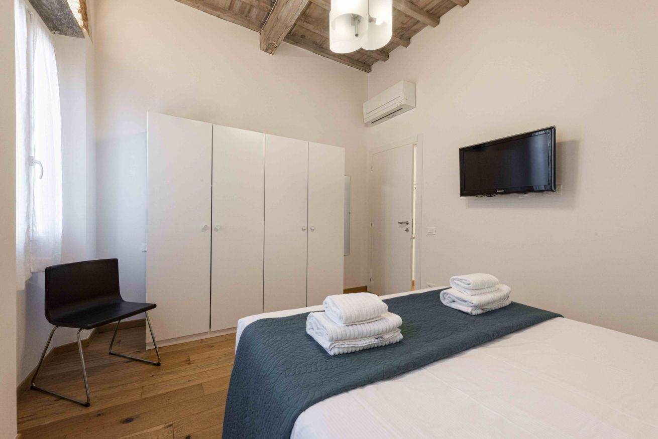 3 chambres, fer et planche à repasser