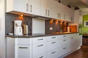 冷蔵庫、電子レンジ、オーブン、コンロ