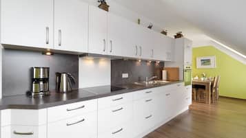 Kjøleskap, mikrobølgeovn, ovn og kokeplater