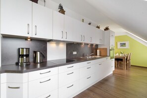 Een koelkast, een microgolfoven, een oven, een kookplaat