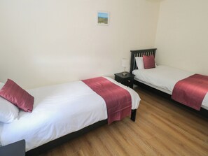 4 bedrooms, WiFi (free), individually decorated, individually furnished - Greenfield House (Cloone)