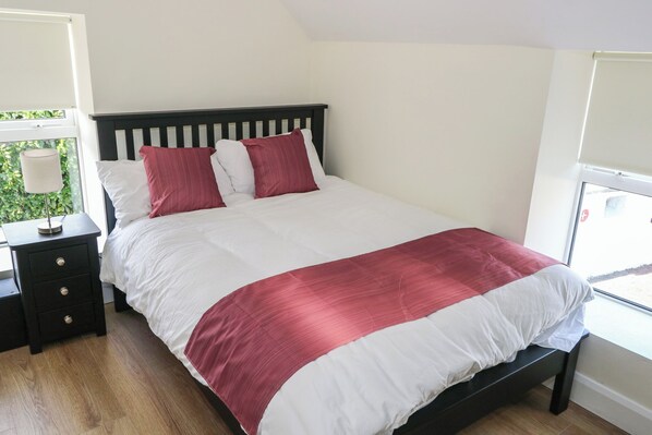 3 bedrooms, individually decorated, individually furnished, free WiFi - Greenfield House (Cloone)