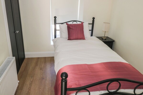 3 bedrooms, individually decorated, individually furnished, free WiFi - Greenfield House (Cloone)