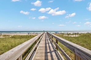 On the beach - Oceanfront 3BR/2BA  Condo! Walk to Beach Bars, Restaurants, grocery and more! (North Myrtle Beach)