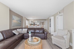Smart TV, DVD player - Oceanfront Luxury 3BR/2BA  End Unit with Pool, Fitness Room and Hot Tubs. (North Myrtle Beach)