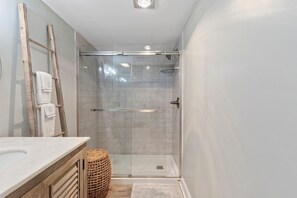 Shower, towels - Oceanfront Luxury 3BR/2BA  End Unit with Pool, Fitness Room and Hot Tubs. (North Myrtle Beach)