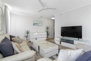 TV - Cairns Sky—A Central Resort-style Retreat (Cairns)