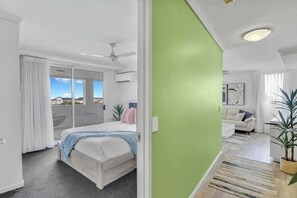 1 bedroom, iron/ironing board, WiFi, bed sheets - Cairns Sky—A Central Resort-style Retreat (Cairns)