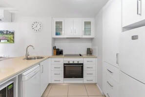 Fridge, microwave, oven, stovetop - Cairns Sky—A Central Resort-style Retreat (Cairns)