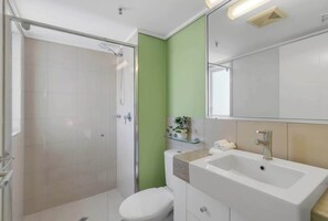 Shower, hair dryer - Peak Studio—Highview Haven across Shopping Centre (Cairns)