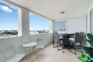 Outdoor dining - Sky and Peak—Adjacent Units in Central Cairns (Cairns)