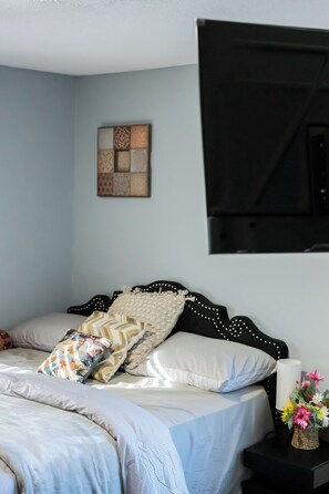 Een strijkplank/strijkijzer, wifi, beddengoed