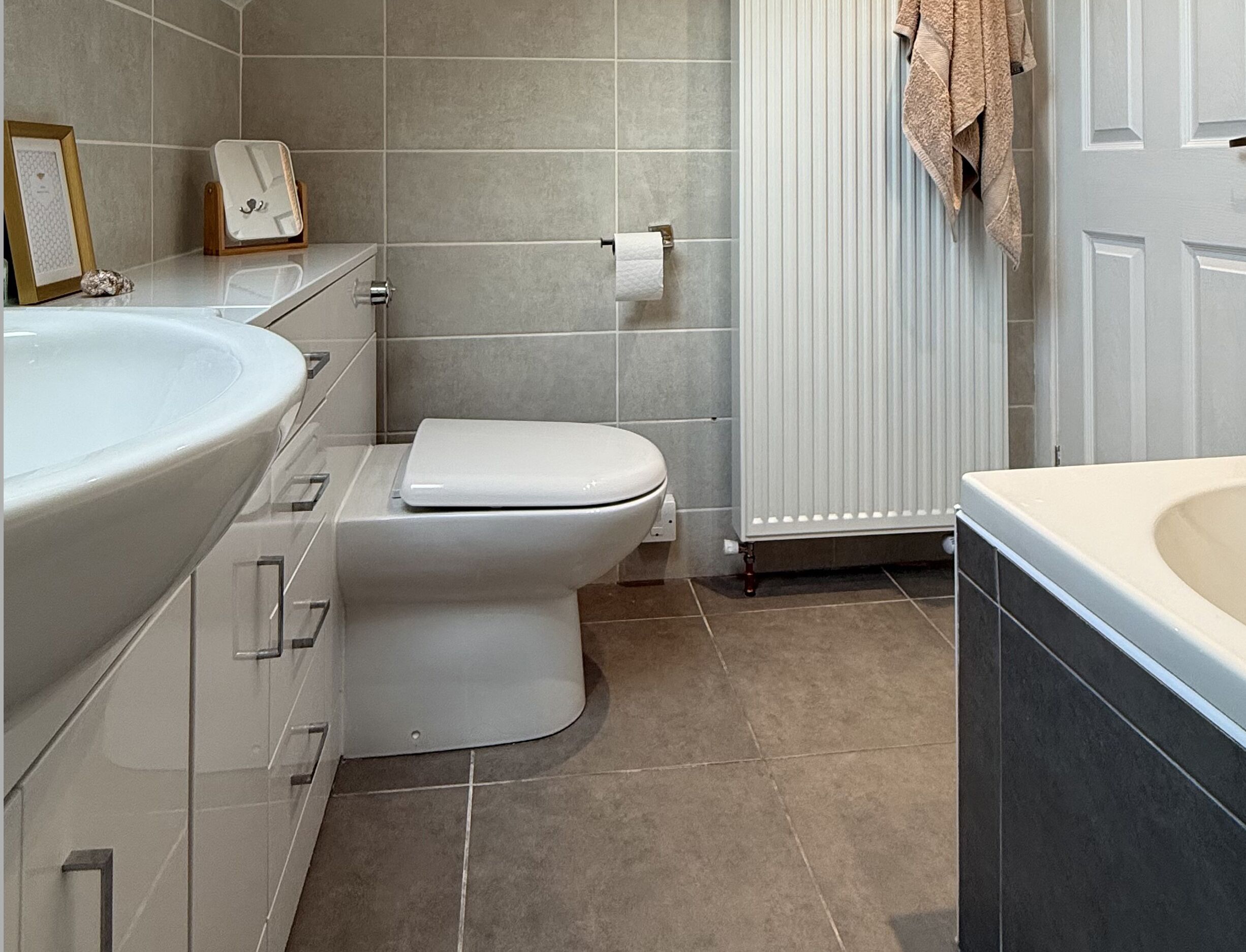 Ein Badezimmer mit Toilette, Waschbecken und Badewanne.