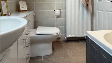 Ein Badezimmer mit Toilette, Waschbecken und Badewanne.