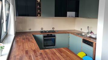 Fridge, microwave, oven, coffee/tea maker