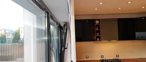 Fridge, microwave, oven, coffee/tea maker