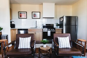 Private kitchen - King Bed, Artisan Flat Downtown (Abilene)