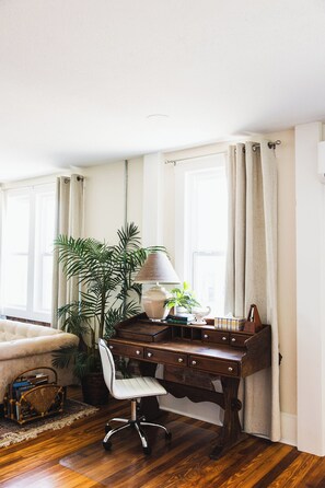 Interior - King Bed, Artisan Flat Downtown (Abilene)