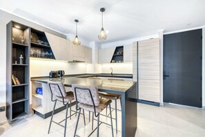 Fridge, microwave, stovetop, toaster - Signature Home W/ Pool & Balcony in Las Condes (Vitacura)
