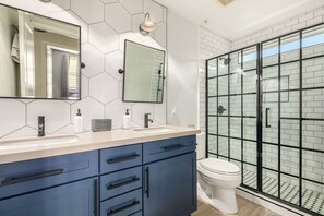Shower, hair dryer, towels, soap - Freedom House: 4BR Pool Home with Mountain Views, Steps from Golf. (Scottsdale)