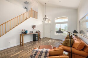 Smart TV - Freedom House: 4BR Pool Home with Mountain Views, Steps from Golf. (Scottsdale)