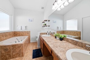 Douche, sèche-cheveux, serviettes fournies, shampoing