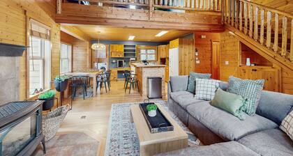 Scenic Chalet with gas fireplace & mountain views, dog-friendly