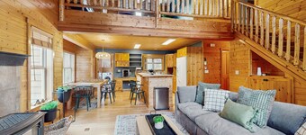 Scenic Chalet with gas fireplace & mountain views, dog-friendly
