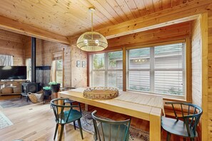 Interior - Scenic Chalet with gas fireplace & mountain views, dog-friendly (Cle Elum)