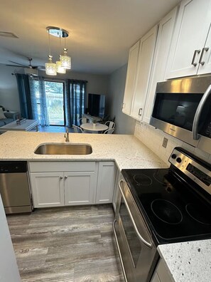 Geladeira, micro-ondas, fogão, cooktop