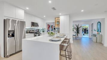 Réfrigérateur, four à micro-ondes, un four, surface de cuisson