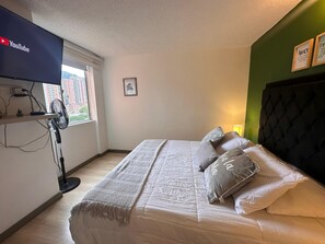 3 bedrooms, iron/ironing board, free WiFi, bed sheets - View + Swimming Pool Fast WiFi | 100 Meters subway". (Sabaneta)