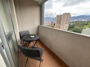 Outdoor dining - View + Swimming Pool Fast WiFi | 100 Meters subway". (Sabaneta)