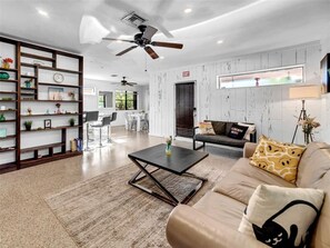 Smart TV, books - 🌴 Private Pool Oasis • 2BR Family Retreat • Near Beach • World Cup Ready (Hollywood)