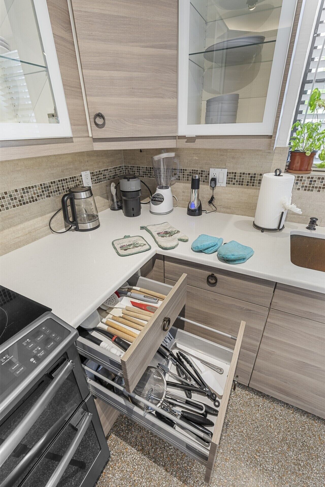 Wasserkocher mit Kaffee-/Teezubehör, Kühlschrank, Mikrowelle, Ofen