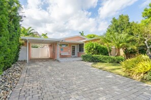 Exterior - 🔥FIFA Home Base with Private Pool🌴 • 2BR/2Bath Family Retreat Sleeps 8 • Near Beach • World Cup Ready • 3 beds & a sofa bed (Hollywood)